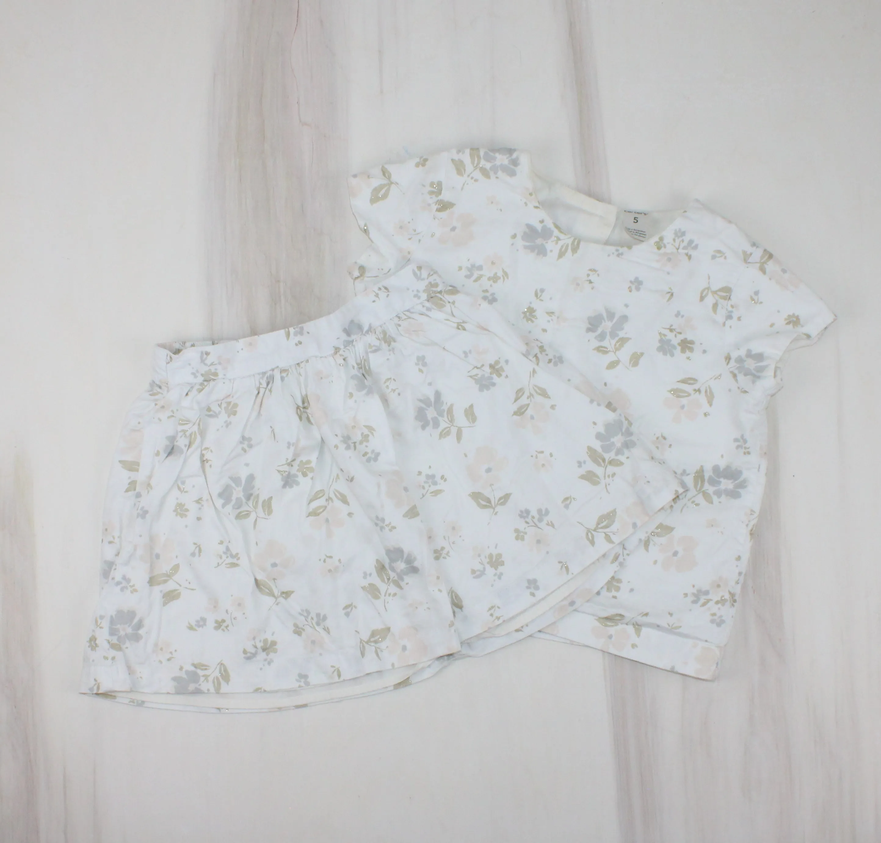 CARTERS 2 PIECE FLORAL OUTFIT 5Y VGUC