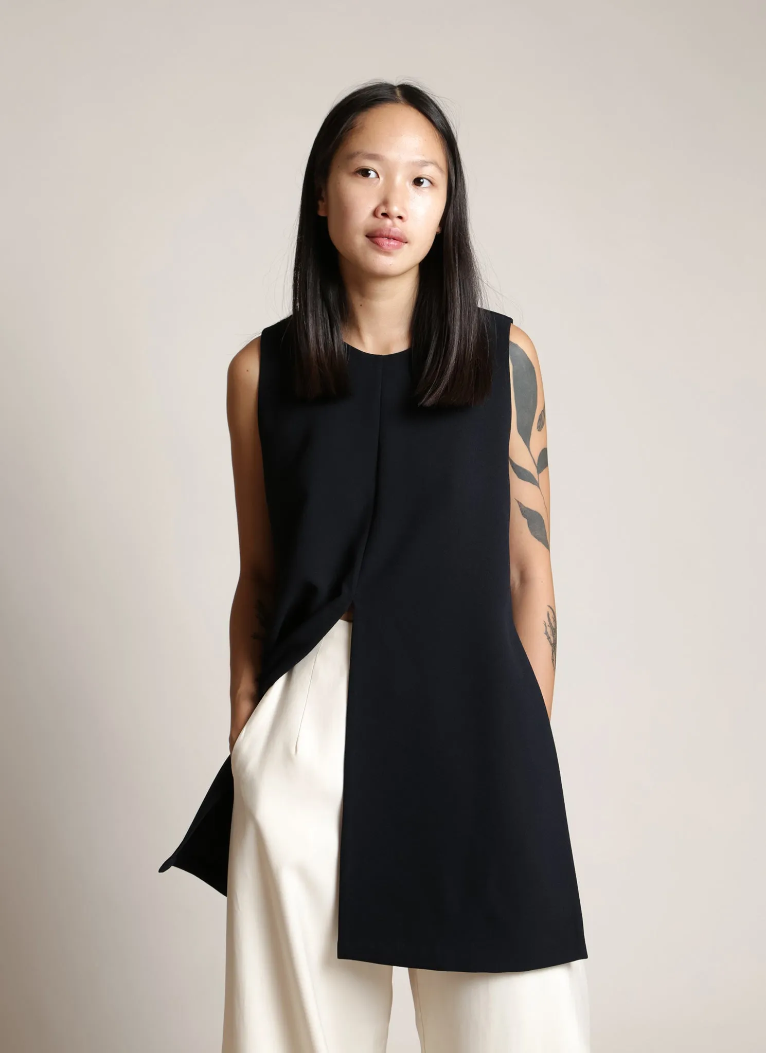 Four Leaf Panel Sleeveless Top - Black Blue