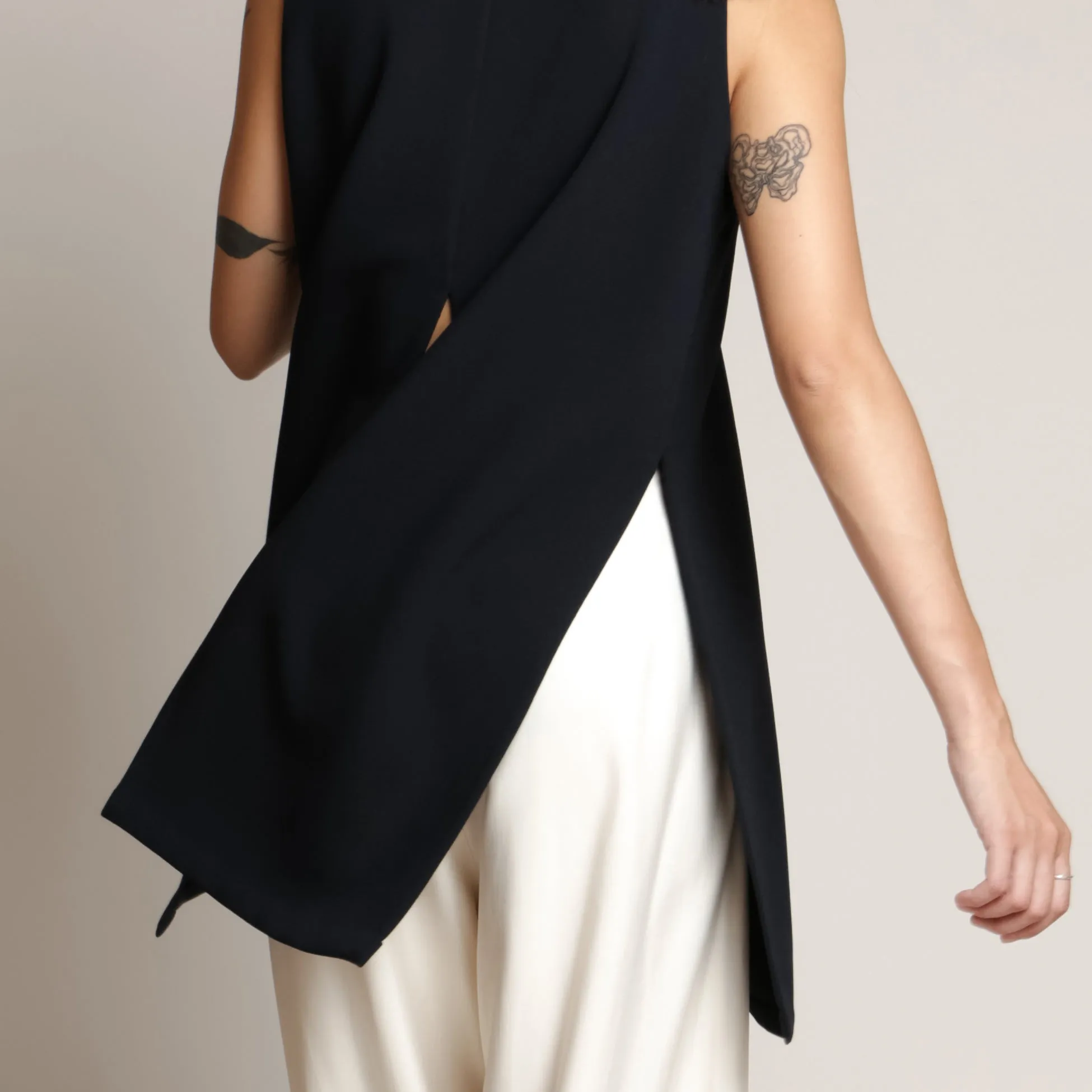 Four Leaf Panel Sleeveless Top - Black Blue